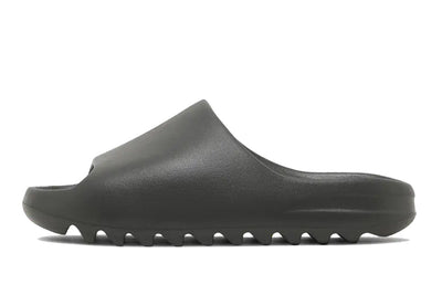 Ein beliebter Adidas Yeezy Slide Dark Onyx. - Valued