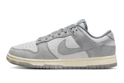 Ein beliebter Nike Dunk Low Cool Grey Football Grey. - Valued